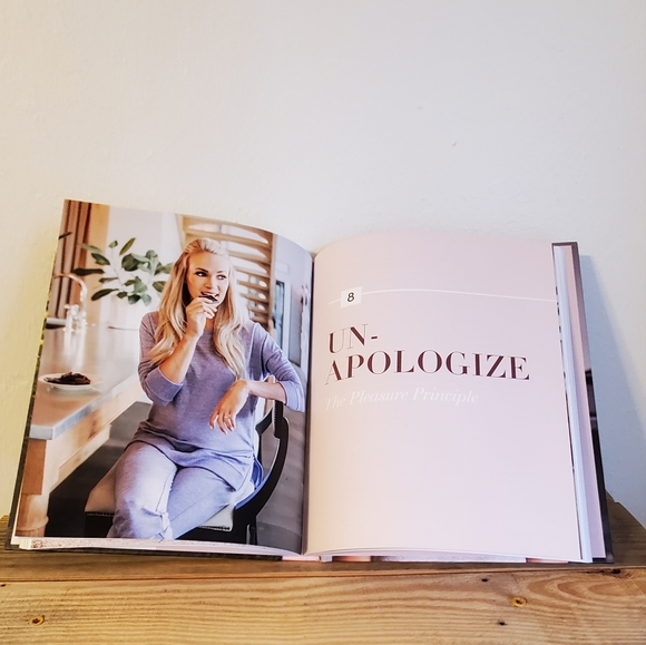 Carrie Underwood- Find your path book. - Picture 3 of 5